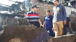 Foto: Pelukan Anies untuk Warga Korban Kebakaran di Taman Kota