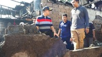 Anies kemudian jalan ke arah rumah warga yang ludes terbakar. (Foto: Haris Fadhil/detikcom)