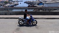 Jalannya rusak dan berlubang.