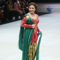 Aksi Menteri Susi membuat fashion show yang digelar untuk merayakan 29 tahun Anne Avantie berkarya itu semakin spesial. Beliau sudah menjadi klien saya sejak tujuh tahun lalu. Kehadiran beliau sungguh menjadikan momen ini terasa semakin istimewa, kata Anne Avantie jelang peragaan. Foto: Muhammad Abduh/Wolipop