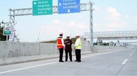 Setelah acara peresmian, Presiden menjajal jalan tol tersebut. Kris/Biro Pers Setpres.