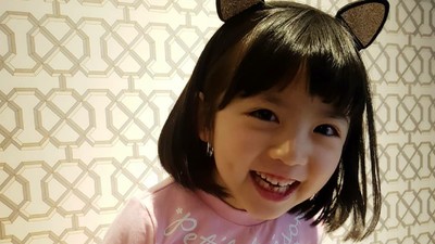 Semoga Keceriaan Gadis Kecil Berponi Ini Menular ke Kita Ya, Bun