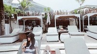Begini Cecillia Gina saat bersantai sambil minum segelas es kopi di salah satu restoran populer di Bali. Mengenakan kaos, topi, dan kacamata membuatnya terlihat seperti seorang selebriti. Foto: Instagram @cecillimbad
