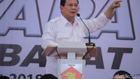 Prabowo menerangkan, dari ketimpangan ekonomi di Indonesia, upah masyarakat yang diterima kecil. Ia mengatakan, gaji guru hingga lulusan S1 masih kecil saat ini. Jangankan petani. Tukang ojek, tukang bakso, insinyur kita gajinya kecil. Sarjana kita gajinya kecil, dokter gajinya kecil, guru yang kita titipkan masa depan anak kita gajinya kecil dan tak mampu untuk biaya hidup, tutur Prabowo saat berpidato di Hotel Mason Pine, Kabupaten Bandung Barat. (Foto: Wisma Putra/detikcom)