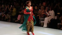 Susi tampak anggun memakai kebaya merah dan selendang warna hijau. Susi bak model profesional. (Dok KKP)