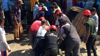 Kendala lain yang masih harus ditangani secara manual adalah saat listrik di rumah warga mengalami gangguan, dimana para petugas PLTD harus membawa tangga milik PLN yang panjang dengan menggotongnya sambil berjalan kaki. Pool/PLN.