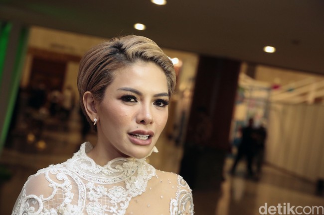 Nikita Mirzani kerap kali dikenal sebagai artis yang penuh kontroversial. Namun, ia memiliki rasa kepedulian terhadap sesama yang cukup tinggi. Pada Maret 2017 lalu, Nikita Mirzani diketahui bergabung bersama Komunitas Banteng Muda untuk aksi bakti sosial di Cijantung. Ia juga rutin memberikan sumbangan kepada anak yatim.Foto: Nikita Mirzani (Hanif/detikHOT)