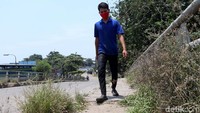 Kanan dan kiri flyover ditumbuhi rumput liar.