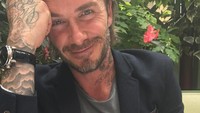 Merayakan ulang tahun sang suami. Wanita berusia 43 tahun ini memberikan sepotong kue cokelat dengan satu lilin. So sweet! Foto: Instagram @victoriabeckham