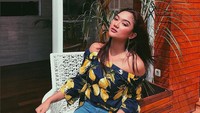 Agaknya, pundak adalah salah satu bagian tubuh yang paling disukai Marion. Foto: Instagram Marion Jola