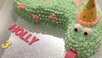 Nah, gimana dengan cake ini? Cocok untuk kamu yang tertarik dengan ular tapi tak ingin cake terlalu persis hewan berbisa ini. Malah kelihatan imut! Foto: Instagram harpops_cakes