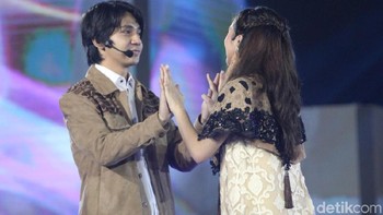 Tiba-tiba @arbaniyasiz datang untuk menghibur @cutbebytsabina. Foto: Peluncuran Vivo V9