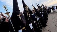 Umat Katolik di Spanyol menggelar doa bersama di pantai Valencia saat hari Jumat Agung, Jumat (30/3/2018). Foto: Dok. REUTERS/Heino Kalis