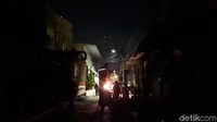 Garis polisi juga masih terpasang di rumah-rumah yang terbakar. Warga terlihat berkumpul di dekat musala ataupun posko bantuan.