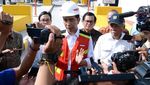 Gaya Jokowi Naik Truk Resmikan Tol Ngawi-Kertosono