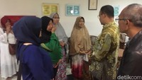 “Saya sampaikan pada keluarga saya ketemu ibunya, ketemu istrinya, saya sampaikan kepada ibunya terima kasih sudah melahirkan seorang pemberani, sudah melahirkan seorang anak yang mau menolong orang yang tak dikenal,” tutur Anies.
