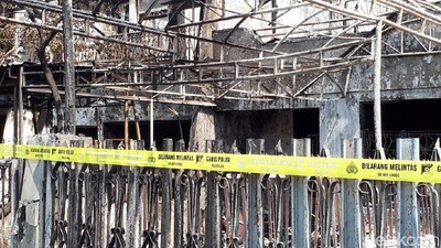 Foto: Lokasi Kebakaran di Taman Kota Digaris Polisi
