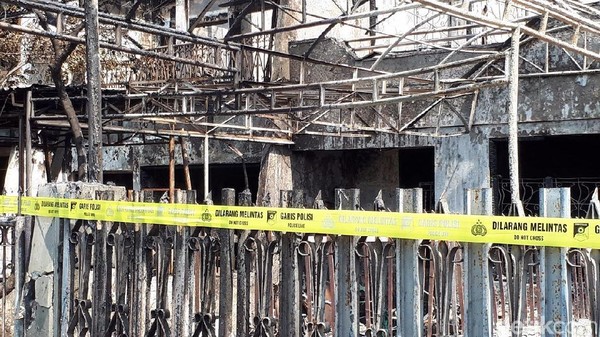 Foto: Lokasi Kebakaran di Taman Kota Digaris Polisi