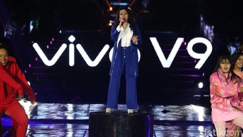 Penampilan memukau dari @yurayunita menjadikan malam #VivoV9GrandLaunch semakin sempurna. #VivoV9 #PerfectShot #PerfectView. Foto: Peluncuran Vivo V9