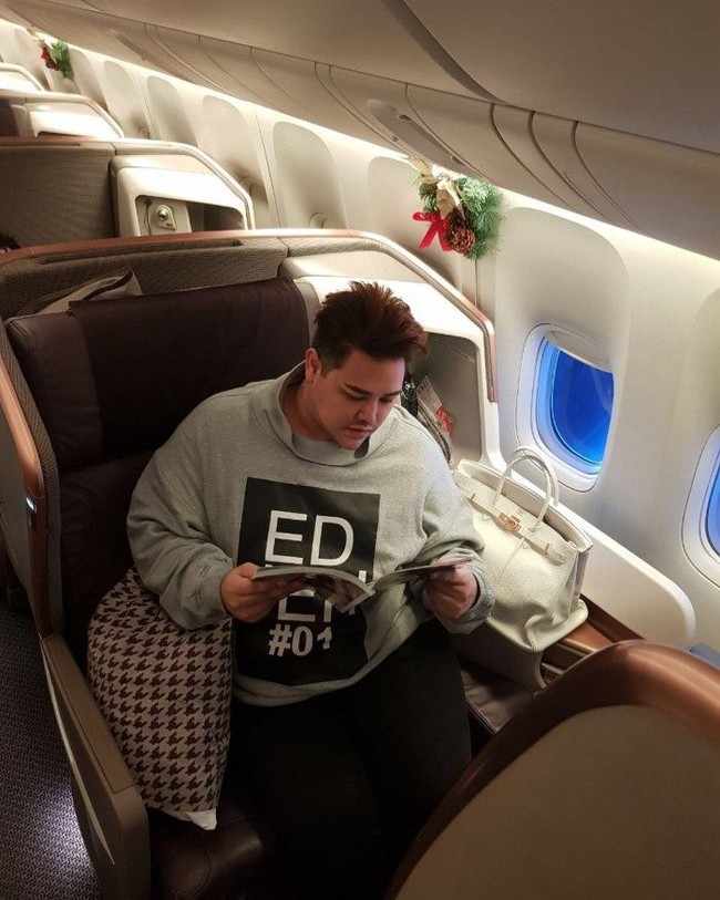 Ivan Gunawan tak hanya punya satu tas Hermes Birkin berwarna putih. Saat berpose di pesawat dan duduk manja di kursi first class, Ivan ditemani tas Hermes Birkin 35 cm berwarna putih yang harganya mencapai US$ 21.750 atau sekitar Rp 299 juta. Foto: Dok. Instagram