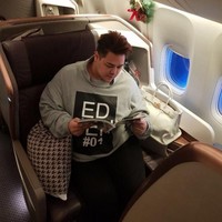 Ivan Gunawan tak hanya punya satu tas Hermes Birkin berwarna putih. Saat berpose di pesawat dan duduk manja di kursi first class, Ivan ditemani tas Hermes Birkin 35 cm berwarna putih yang harganya mencapai US$ 21.750 atau sekitar Rp 299 juta. Foto: Dok. Instagram