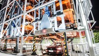 Mesin itu hadir dengan bangunan lima lantai. Mesin tersebut mampu menampung 42 unit mobil dari berbagai model, termasuk Ford Explorer dan Mustang. Foto: Alibaba