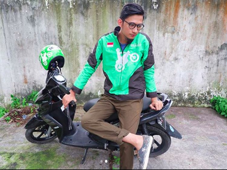 Potret Nabhan Cody, Driver Ojol Ganteng yang Hobi Kulineran dan Minum Kopi