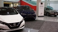 Nissan Leaf (putih) seperti prediksi menjadi mobil ramah lingkungan terbaik mengalahkan BMW 530e iPerformance dan Chrysler Pacifica Hybrid. Foto: Kevin Hagen for The World Car Awards