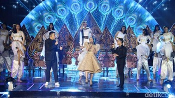 Opening song Negeriku by Perfect Selfie Icon Vivo @tulusm @afgansyah_reza @maudyayunda @AlKohler7 berkolaborasi dengan @RespatiSruti yang mengangkat kekayaan warisan budaya Indonesia! #VivoV9 #VivoV9GrandLaunch. Foto: Peluncuran Vivo V9