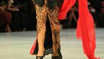 Lenggak-Lenggok Selebriti di Atas Catwalk