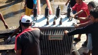 Ditopang oleh Pembangkit Listrik Tenaga Diesel (PLTD) dengan kapasitas 205 kW, PLTD yang dioperasikan PLN sejak 2017 lalu itu berhasil menerangi hingga 288 rumah penduduk. Pool/PLN.