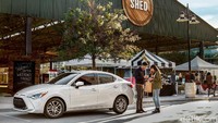 Yaris Sedan model 2019 (dipasarkan tahun 2018 di Amerika). Bisa dilihat pada bagian grille depan yang mirip dengan sarang lebah. Lampu depan juga sedikit mirip. Toyota juga menyematkan sentuhan warna krom dan juga warna hitam yang mengelilinginya. Foto: Toyota