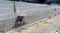 Tampak beberapa pekerja tengah melakukan finishing.