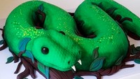 Cake ular ini banyak dipesan untuk ulang tahun. Tak ketinggalan onebyonecakes juga membuatkannya. Kamu tertarik ga nih? Foto: Instagram onebyonecakes