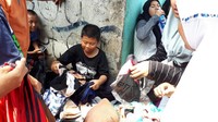 Bantuan pakaian itu datang dari berbagai pihak. (Foto: Haris Fadhil/detikcom)