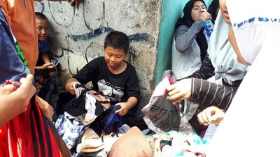 Foto: Anak Korban Kebakaran Taman Kota yang Tetap Ceria