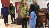 Gubernur DKI Jakarta Anies Baswedan menjenguk M RIfai Hadi, petugas damkar yang terluka saat bantu evakuasi warga di RSCM Kencana. Tampak Anies tengah mendengarkan penjelasan pihak RS.
