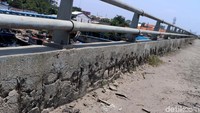 Tampak pagar pengaman flyover kotor dan berdebu.