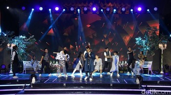 Mungkinkah ini yang dinamakan cinta? @afgansyah_reza menyanyikan lagu Pesan Cinta untuk @AlKohler7 dan @CutBebyTsabina #VivoV9 #VivoV9GrandLaunch. Foto: Peluncuran Vivo V9