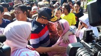 Anies berbincang dengan sejumlah warga dan mendengarkan keluhan mereka (Foto: Haris Fadhil/detikcom)