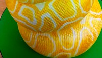 Nggak kalah mirip, kali ini ada cake ular warna kuning buatan Yolanda_gampp. Cake ular dibuat realistis dengan guratan di kulitnya dan juluran lidah berbisa. Hiii. Foto: Instagram Yolanda_gampp