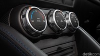 Tombol pengatur AC di Yaris Sedan untuk pasar Amerika. Ada tiga varian Yaris Sedan yang ditawarkan yakni Yaris L, Yaris LE, dan varian tertinggi Yaris XLE. Foto: Toyota