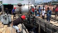 Sulitnya akses juga menyebabkan biaya pokok produksi di PLTD Komodo juga relatif tinggi yakni per 1 kWh sebesar 3.655,09(Rupiah/kWh), meski demikian warga tetap membayar dengan harga kwh sesuai dengan tarif listrik yang berlaku sekitar Rp1.467,28 per kWh. Pool/PLN.