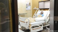 Mata kanannya sempat dioperasi di Aceh, hasilnya cukup bagus. Hanya saja retinanya sudah mengalami degenerasi karena faktor usia. Sedangkan mata kiri, itu kataraknya matur. Kataraknya cukup keras sehingga tim dokter tidak bisa menilai bagian syaraf atau bagian belakang bola mata. Jadi kita lakukan operasi katarak terhadap mata kiri, ujar dr Subandono dalam keterangan tertulis Bey. (Foto: Muchlis Jr-Biro Pers Setpres)