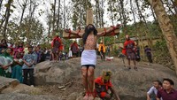 Prosesi Jalan Salib sebagai rangkaian Jumat Agung digelar di Ahmedabad, India. Tampak seorang laki-laki berperan sebagai Jesus yang akan disalib. Seorang warga berpakaian tentara Romawi mengikat Jesus di atas tiang salib. (Foto: Dok. REUTERS/Amit Dave)
