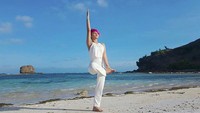 Kadang, ia juga menyempatkan diri untuk yoga. Dalam salah satu wawancara, ia juga mengaku lebih suka berolahraga sendiri daripada harus ke tempat kebugaran. (Foto: Instagram/jenitajanet)