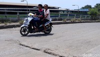 Lubang tersebut memanjang hampir setengah badan jalan.