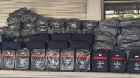 Di depan ruko terlihat tumpukan koper jemaah yang masih terbungkus plastik, dengan tulisan Abu Tours and Travel. Selain itu terdapat dua spanduk yang terpasang di depan ruko.   