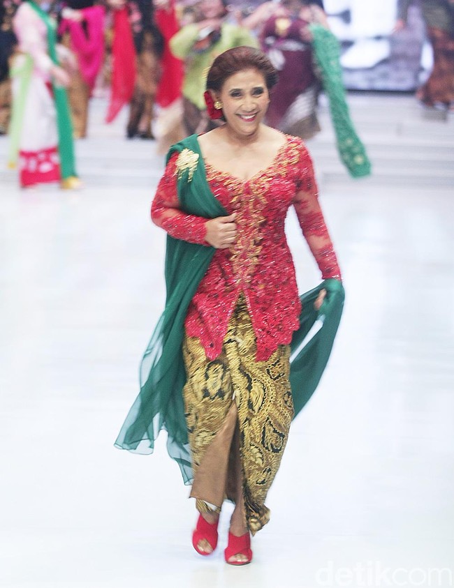 Biasa tampil cuek dengan gaya kasualnya, Menteri Susi menebar pesonannya dalam balutan kebaya merah rancangan Anne Avantie yang senada dengan warna rambutnya.  Tak ketinggalan, kain batik sebagai bawahan. Foto: Muhammad Abduh/Wolipop