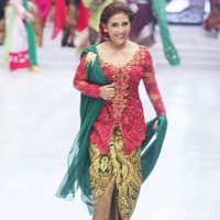 Biasa tampil cuek dengan gaya kasualnya, Menteri Susi menebar pesonannya dalam balutan kebaya merah rancangan Anne Avantie yang senada dengan warna rambutnya.  Tak ketinggalan, kain batik sebagai bawahan. Foto: Muhammad Abduh/Wolipop